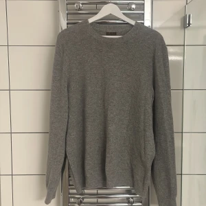 Tröja från stenströms storlek L  - En tröja från stenströms i 100% cachemire som jag nu säljer väldigt billigt pågrund av att den dels blivit för liten men att den har en liten fläck på armen och ett litet hål i ena armhålan, nypris 3699, mitt pris 200