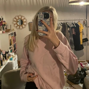 Rosa sweatshirt - Mysig rosa sweatshirt i oversized passform. Perfekt för chill dagar eller när du vill ha något bekvämt och stilrent. Den har långa ärmar och är gjord i mjukt material. Passar bra till jeans eller leggings!