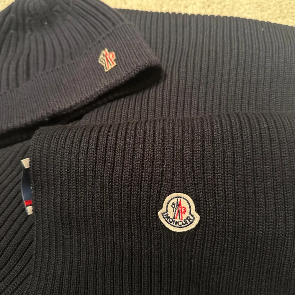 Moncler mössa och scarf  Mycket fint skick pris 2099 för båda eller 1299 st. Fler bilder går att ordna! . Övrigt.