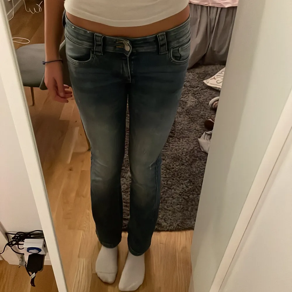 Jag säljer mina älsklings jeans! Jag har växt ur de och nu säljer jag de.Jag är 170cm lång och är normalt S eller XS i storlek runt midjan.Pris kan diskuteras❤️. Jeans & Byxor.