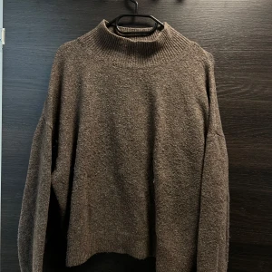 Stickad tröja - Stickad tröja i så fin brun färg!🤎