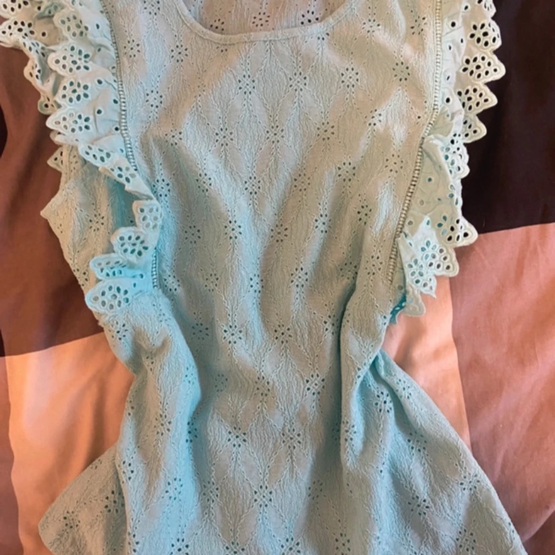 Turkos ärmlös topp med volangdetaljer - 90