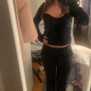 Svart topp - snygg långärmad tröja med utsvävning vid händerna! Säljer pga kommer ej till användning!❤️