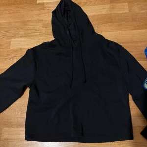 Svart hoodie - Säljer en klassisk svart hoodie i mycket bra skick. Den är perfekt för både mysiga hemmakvällar. Den är använd några gånger bara!!