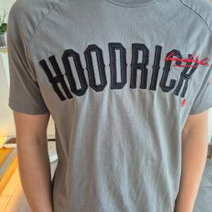 Hoodrich tshirt stl S, skick 6/10. Lite tvättpåverkad, inga hål. 