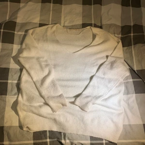Stickad tröja från Lager 157 - Jättefin stickad tröja som inte passar mig längre. Är i storlek M men är oversize eller pösig i modellen - aningen off the shoulder beroende på hur man bär den. Skriv vid eventuella frågor🥰