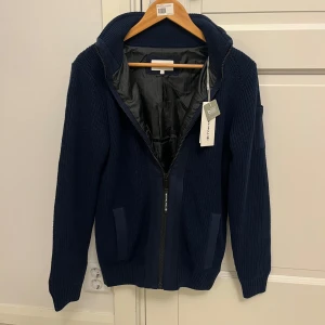 Fodrad cardigan - Sjukt snygg stickad cardigan med fodrad insida från tom tailor. Nypris ca 1400kr. Storlek S men passar också M. Helt splitterny och oanvänd med tags!  Hör gärna av dig vid frågor eller funderingar// Classy Closet