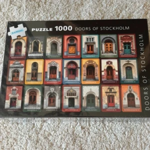Pussel 1000 bitar - Doors of Stockholm - Säljer ett coolt pussel med 1000 bitar från Kärnan. Motivet är 'Doors of Stockholm' med massor av färgglada och unika dörrar från Stockholm. Perfekt för pusselälskare som gillar utmaningar och vackra motiv. Pusslet är i nyskick och kommer i en snygg förpackning. Helt OÖPPNAD förpackning. ALDRIG använt. Köparen betalar frakt. 