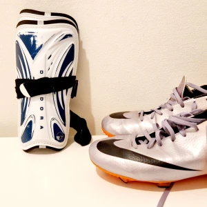 Nike mercurial med bwnkydd - Säljer nike mercurial med benkydd. Skorna har anväds på ett fint sätt.