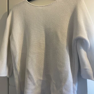 Stickad tröja - Ifrån HM i storlek S fint skick, har 3kvarts ärm. 