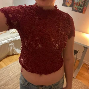 Snygg topp!!! - Supersnygg vinröd tröja med spets! Säljer tyvärr då jag tycker att den är för kort för min del. Hör av dig vid frågor eller fler bilder! 🥰