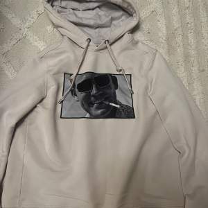 Original PRIS 2500kr Säljer en snygg beige hoodie från Limitato i 100% bomull. Den har en cool tryckt bild på framsidan och en bekväm passform. Perfekt för både vardag och chill. Tillverkad i Portugal med en speciell tryckteknik. Passar perfekt till jeans eller joggers!