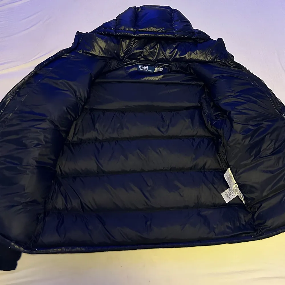 Säljer denna slutsålda vinter jacka från Ralph Lauren. Väldigt gott skick, andvänd en vinter. Inga skador eller annat. Nypris 6599kr från Care of Carl.  Hör gärna av dig vid vidare funderingar. . Jackor.