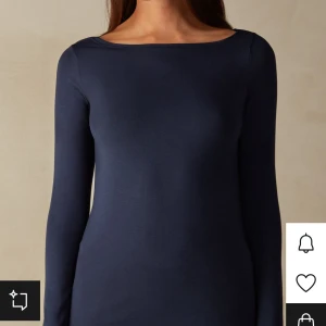 Mörkblå intimissmi topp - Säljer en stilren mörkblå långärmad topp i mjukt och stretchigt material. Perfekt för både vardag och fest! Tillverkad av 93% modal och 7% elastan, vilket gör den superbekväm och följsam. Passar perfekt till jeans eller kjol. 🖤Från intimissimi, jättefin och är i jättebra skick och jätteskönt material💙