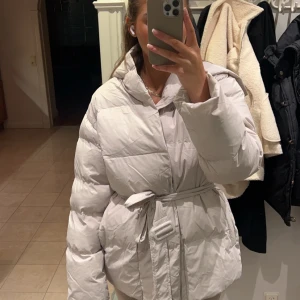 Oanvänd vinterjacka  - Helt ny jacka i storlek M. Jackan är inte använd då den är för stor och går tyvärr inte att returnera. Den är väldigt tjock och passar perfekt under vintern 