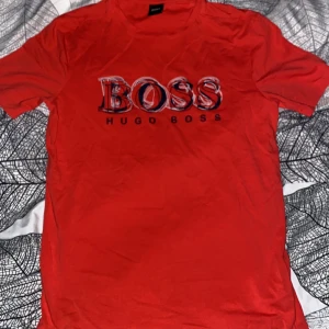 HUGO BOSS t-shirt - Säljer denna riktigt fina HUGO boss t shirten. Den är i väldigt fint skick!  