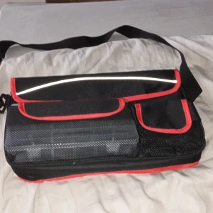 Fiskeväska - Jag säljer en fiskeväska vet ej vart den är ifrån dock. Och det kommer bara följa med en liten låda eftersom att det följde bara med en när jag köpte fiskeväskan. Men den lilla lådan så finns det bara 3 bommar kvar dem andra har försvunnit tyvärr.