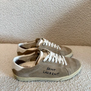 Saint Laurent sneakers - Riktigt snygga Saint Laurent sneakers. Siten innersula annars fint skick