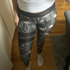 Flamingo tights från Stronger - Gröna flamingo tights från Stronger i storlek s