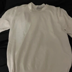 Stickad tröja - Vit stickad tshirt från zara. Knappt använd. Stl L men ganska lite i stl så skulle funka på en M oxå