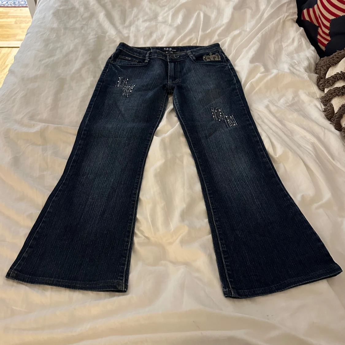 Blå jeans med broderade kronor - 90