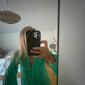 Grön blus - En jättegullig grön broderad blus bara använd ett fåtal gånger💕