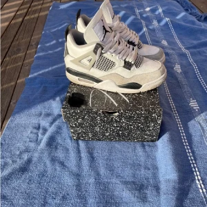 Nike Air Jordans 4 Military black  - Säljer ett par snygga Nike Air Jordan 4 Military black. Skorna har en cool design med snörning och är i mycket bra skick. Perfekta för både vardag och fest! Kommer med originalkartong. Originalpris 4000 kr så ett väldigt bra pris även fast de knappt är använda. Köpta på SNKRS så kvitto finns