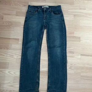 Levi's 551Z Authentic Straight Jeans - Säljer ett par klassiska Levi's 551Z Authentic Straight jeans i blå denim. De har en rak passform och är i bra skick med lite slitna kanter vid bensluten för en cool, vintage look. Perfekta för vardagsbruk och kan stylas med nästan vad som helst. Passar både höst, vår och vinter! ( kontakta mig om en snabb affär)