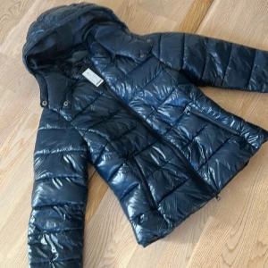 Mörkblå pufferjacka - Säljer en snygg mörkblå pufferjacka i mycket bra skick. Den är från lager 157 och slutsäljs snabbt❣️ Aldrig andvänd bara testad💕