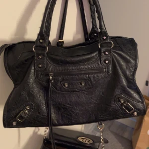 Svart väska💕 - En jättefin väska i bra skick 💕 Köptes på plick. Får plats med skolböcker och en dator💕