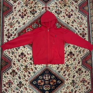 Polo raulp lauren zipp-hoodie - Säljer en fett fetish polo Ralph Lauren zipp-hoodie i Medium, säljer för jag inte använder den, den är i bra skick förutom att den har ett svart märke längst ner på tröjan, annars är det inga problem 🐺🇹🇷