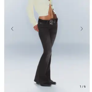 Världens snyggaste jeans som tyvärr var för korta på mig☹️! Lägger upp då det inte gick att returnera. Slut online, prislapp kvar endast testade. Köpt för 399! Använd gärna köp nu❤️