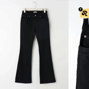 Lågmidjade svarta bootcut jeans - Snygga svarta bootcut jeans i mycket bra skick. De är lågmidjade och perfekt för alla tillfällen. Passar till allt! Säljer jeansen för att de inte alls kommer till användning för mig dessvärre:( Det går bra att trycka på köp nu 🤩🥰❤️