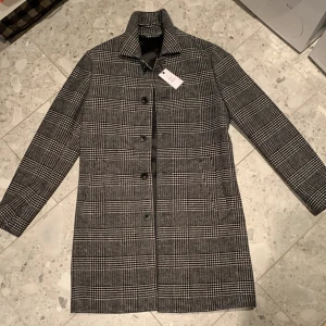 BLĀCK kappa - Helt ny med tags!  Köpt för 2499! Säljer för endast 799!