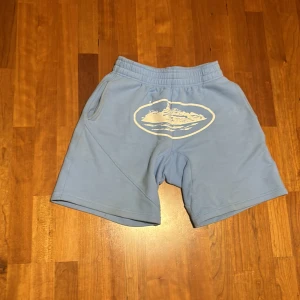Corteiz shorts storlek M  - Säljer ett par ljusblå corteiz shorts. Har bara använts en halv sommar har inga fläckar eller skador. Skriv vid intresse