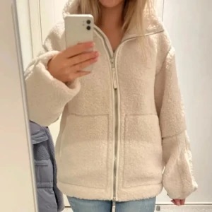 Teddy jacka hm - Säljer denna fina jacka från hm i pile! Jättefin och fortfarande prislapp kvar. Hör av er vid frågor!