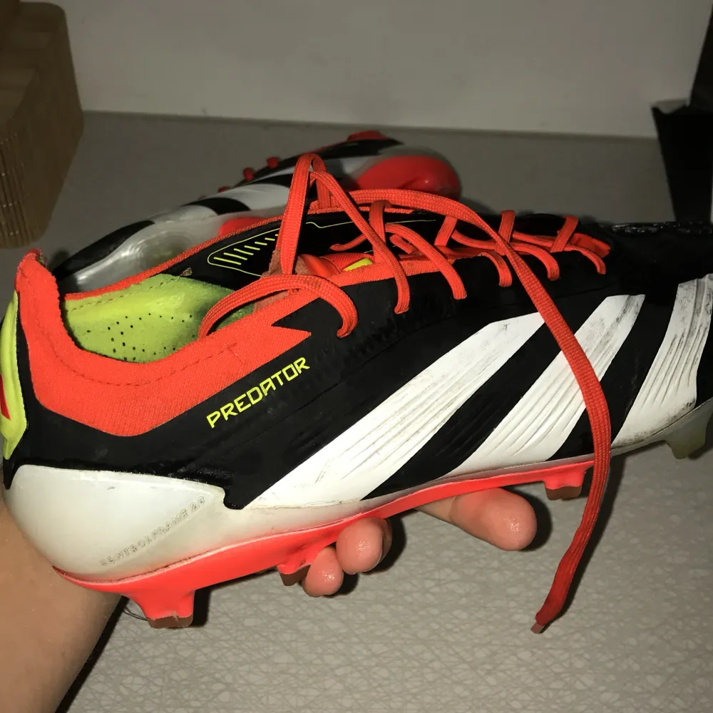 Säljer ett par Adidas Predator elite i svart, vitt och rött. Skorna har snörning och är i bra skick. Perfekta för fotbollsträning eller match. Storlek 42,5. Köpte dem för 3000.. Skor.