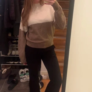 Stickad tröja - Superfin brun och beige stickad tröja från HM💕den är storlek XS men passar mig med storlek S också