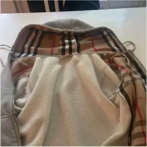 Säljer min burberry hoodie i storlek M