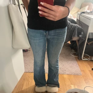 Blå bootcut jeans - Säljer ett par snygga blå bootcut jeans i bra skick. De har en klassisk design med en bekväm passform. 💕