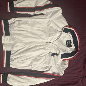 Raplh Lauren vindjacka - Tja säljer denna snygga jackan för den inte passar mig längre. Mycket bra skick. Använd ca 2-3 gånger.   Går att byta mot nåt annat!! 