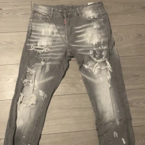 DSQUARED 2 jeans  - Grå Dsquared2-jeans i mycket fint skick, endast använda två gånger. Modellen har en modern passform med snygga detaljer som är typiska för Dsquared2, och tyget är av hög kvalitet.