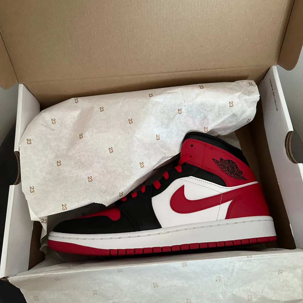 Jordan 1 Mid Alternate Bread Toe | Storlek: 42.5 | Pris: 1300 | Helt Nya med Box och Kvitto (Finns också i storlek 43). Skor.