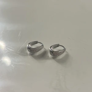 glitter örhängen - Aldrig använt för jag ej föredrar ringar. Jätte fina och glittriga✨🪩