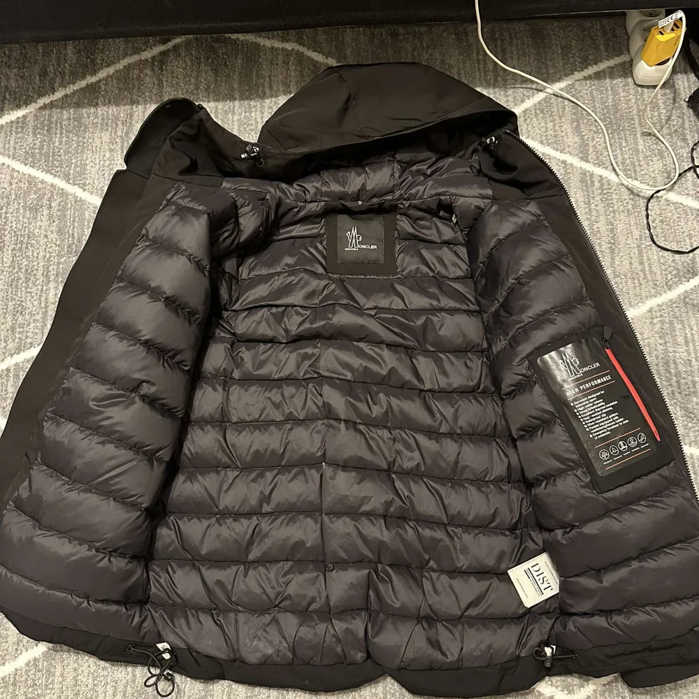 Denna moncler jackan finns att hämtas för endast 1799kr, frakt funkar också bra men köparen står för frakten. Den är i storlek M men passar S också. Pris kan diskuteras privat!. Jackor.