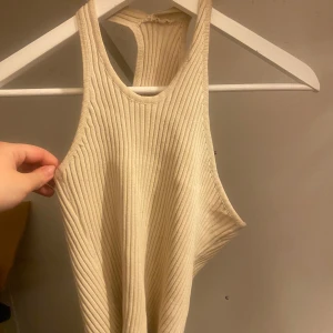 Beige ribbad linnetopp - Säljer en snygg beige ribbad linnetopp i mycket bra skick. 