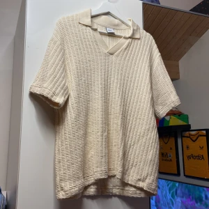 Skjorta  - Zara skjorta i storlek M. Nyskick och aldrig använd. Snyggt mönster 