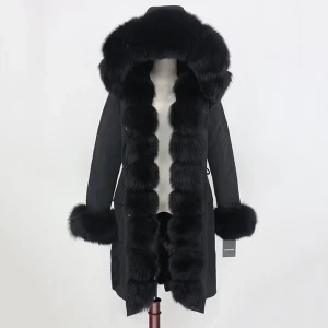 Fatima Parka jacka - Säljer en elegant svart pälsjacka med fluffig pälsdetalj längs kanterna och runt huvan. Jackan har långa ärmar med päls vid ärmsluten, perfekt för kalla vinterdagar. Den är både stilren och varm, idealisk för att hålla sig chic under vintern. Jag skulle säga att jackan passar dig som vanligtvis har mellan XS-M i storlek.                   Pris går att diskuteras vid snabb och smidig affär! 💞 