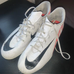 Nike fotbollsskor  - Nike fotbollsskor med en skadad plats men sydd där annars fungerar helt perfekt