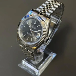 Seiko Mod DateJust - Nybyggd Seiko mod Datejust 40mm   NH35 automatiskt urverk  Safir glas   Stainless steel    jubileelänk (kan även anpassa storleken, om önskat)   Grå urtavla med sunburst-effekt (skimrar/skiftar färg i olika ljus)   Lume visare (lyser i mörkret)